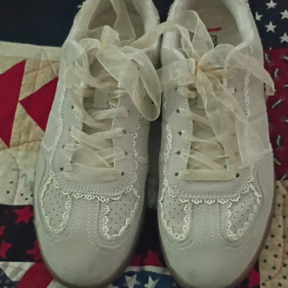 Women's Cream Lace-Trim Casual Sneakers - Picture 2 of 8